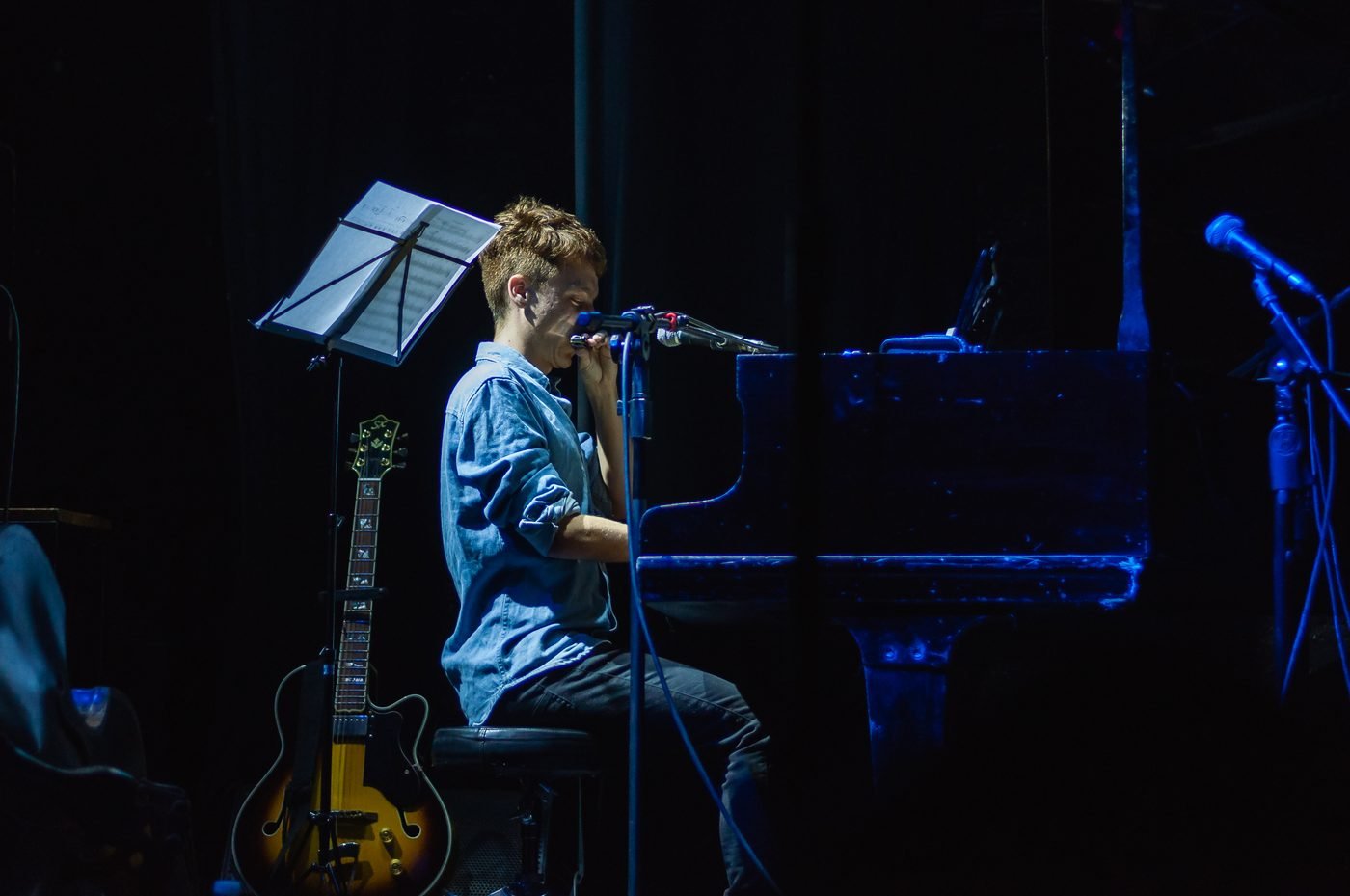 Federico Linari performing live on piano and harmonica